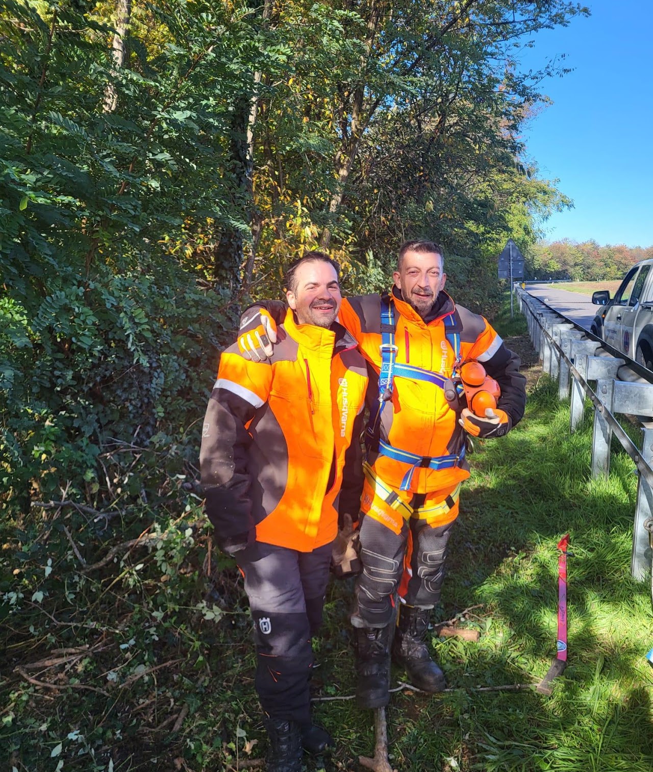 Due volontari della Protezione Civile di Castano Primo in tenuta da lavoro forestale