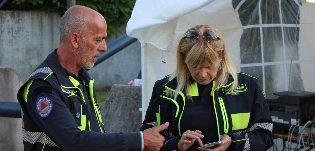 Un coordinatore e una volontaria della segreteria al lavoro durante un'esercitazione