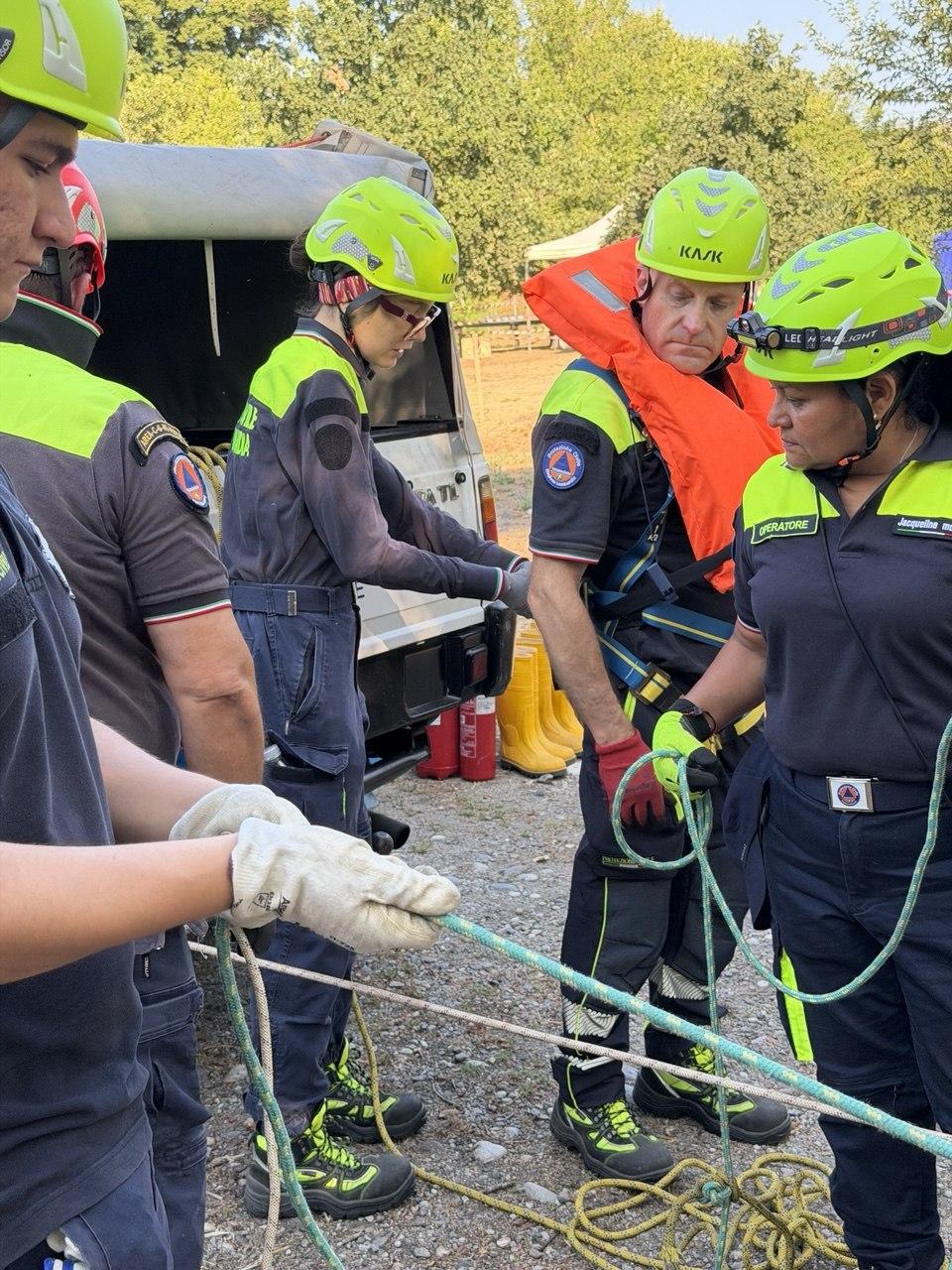 Volontari della Protezione civile durante il MAST 2026